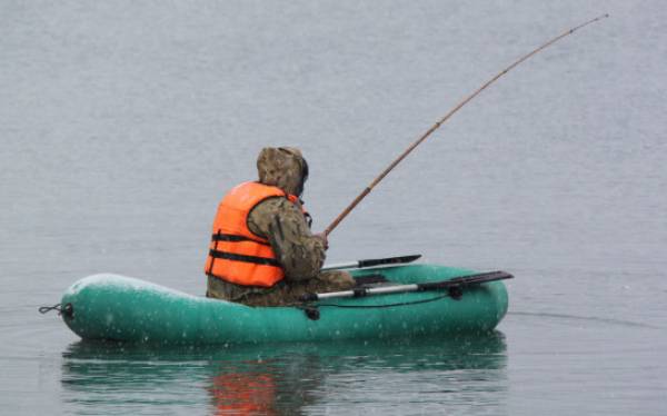 Безопасность на воде: осенняя рыбалка в Смоленской области