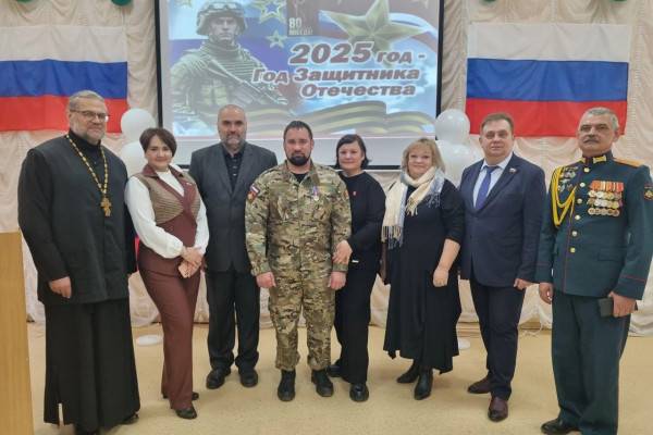 Награждение смоленского добровольца медалью 