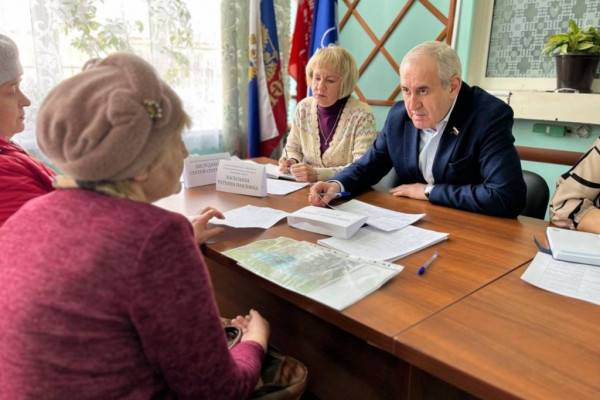 Встреча депутата Неверова с жителями Сычевки Встреча депутата Неверова с жителями Сычевки