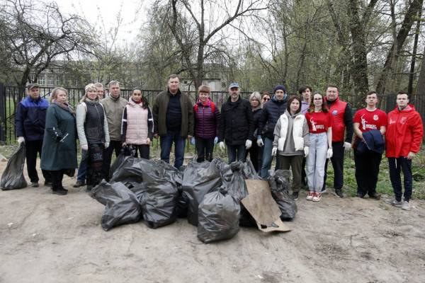 В рамках субботника председатель и сотрудники аппарата Смоленского городского Совета приняли участие в уборке территории