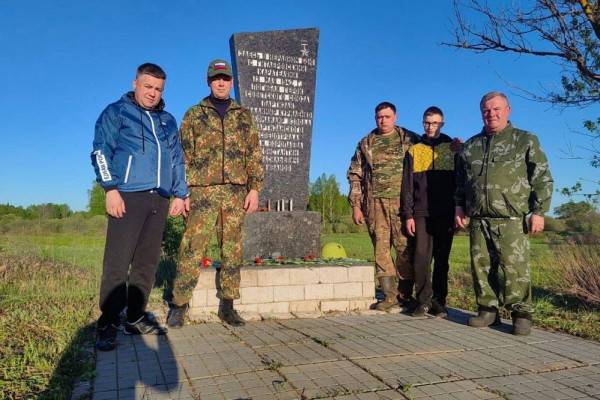 Партийцы из Смоленска привели в порядок места захоронения воинов