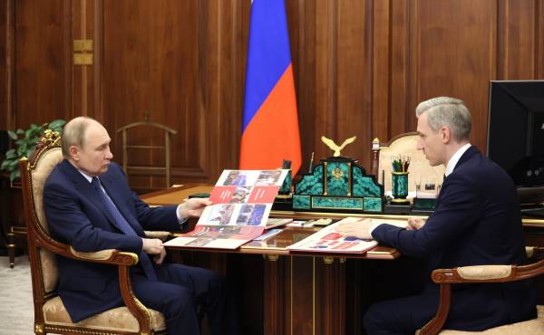Путин обсудил с губернатором Смоленской области социально-экономические достижения и перспективы развития
