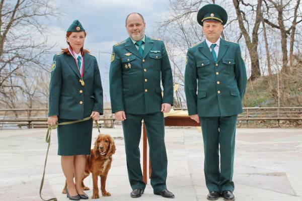 Сотрудник кинолога из Смоленской таможни стал победителем в соревнованиях по многоборью, которые проходили в Воронеже