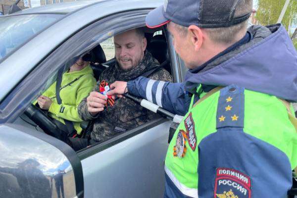 Сотрудники ГИБДД Смоленского района провели праздничную акцию «Гвоздика Победы»