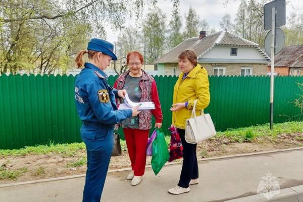 В Смоленской области сотрудники МЧС провели профилактические беседы о пожарной безопасности