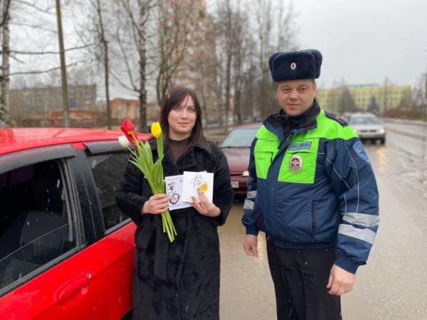 Подарок для автоледи от ГИБДД Рославля Подарок для автоледи от ГИБДД Рославля