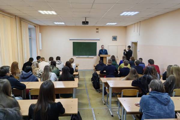 Смоленские таможенники провели для студентов лекцию по профориентации Смоленские таможенники провели для студентов лекцию по профориентации