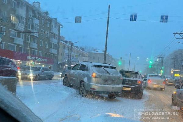 Утром в Смоленске на улице Кирова столкнулись два автомобиля