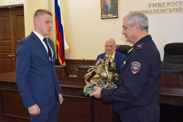 Дмитрий Фролов признан лучшим сотрудником уголовного розыска на Смоленщине Дмитрий Фролов признан лучшим сотрудником уголовного розыска на Смоленщине