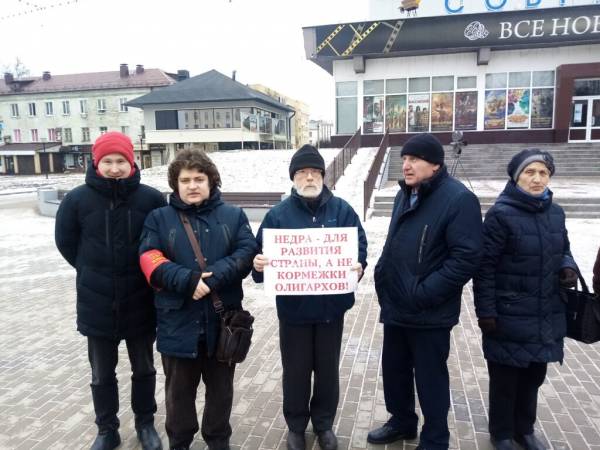 «ОСТАНОВИТЬ ГРАБИТЕЛЬСКИЙ РОСТ ЦЕН И ТАРИФОВ!» В Смоленске прошла акция протеста