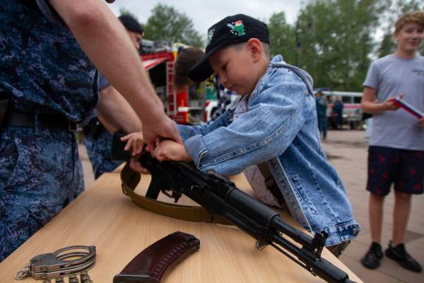 В Смоленске судебные приставы покажут, как разбирать и собирать автомат, на праздновании Дня Флага в Соловьиной роще