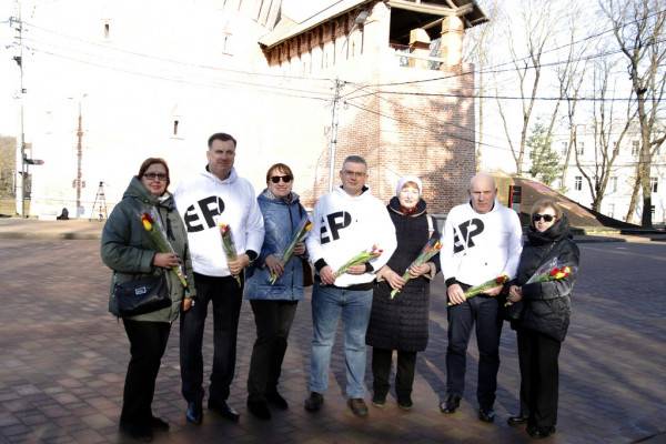 Политики поздравляют смолянок с 8 Марта