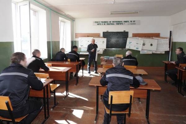 В Смоленской области около 90 человек, находящихся в заключении, получили аттестаты об основном и среднем общем образовании