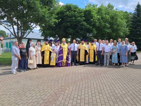 По традиции сложившейся в городе официальные празднования предваряются молебном святому князю Ростиславу-основателю города. Преосвященный Мелетий в сослужении духовенства Рославльской епархии совершил молебен в Преображенском соборе монастыря и у памятника Ростислава
