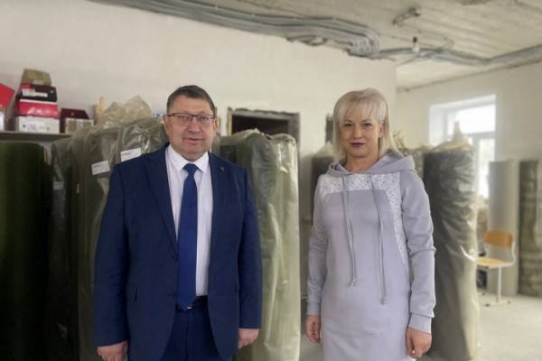 Волонтеры Смоленска плетут маскировочные сети для армии Волонтеры Смоленска плетут маскировочные сети для армии