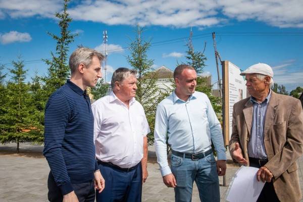 Василий Анохин оценил благоустройство общественной территории в Новодугино