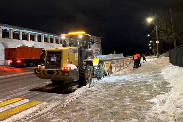 Активная борьба со снегом в Смоленске Активная борьба со снегом в Смоленске