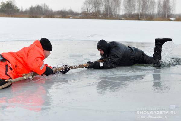 В Смоленске под лёд провалились два рыбака В Смоленске под лёд провалились два рыбака