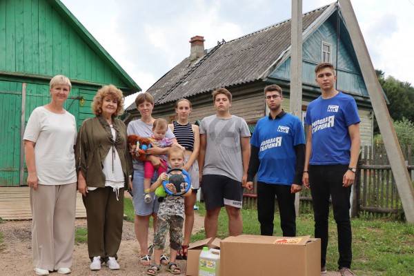 Волонтеры из Смоленска посетили две многодетные семьи в Велиже