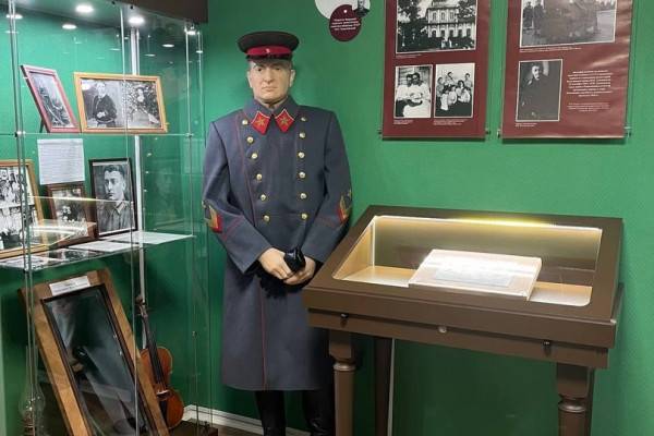 Манекен полководца Михаила Тухачевского появился в Сафоновском историко-краеведческом музее Манекен полководца Михаила Тухачевского появился в Сафоновском историко-краеведческом музее