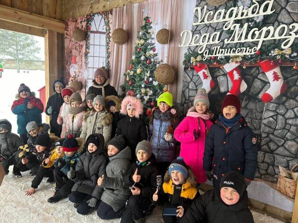 Школьники пришли в гости к Деду Морозу