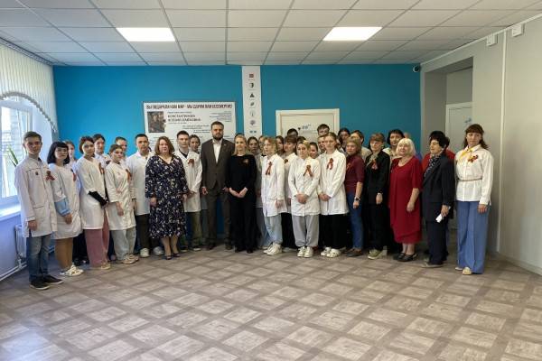 Мемориальный стенд в честь Ксении Константиновой в Смоленском медколледже