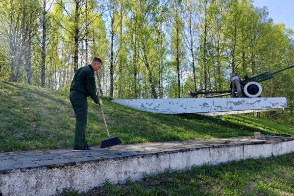Субботник у памятника в честь 80-летия Победы