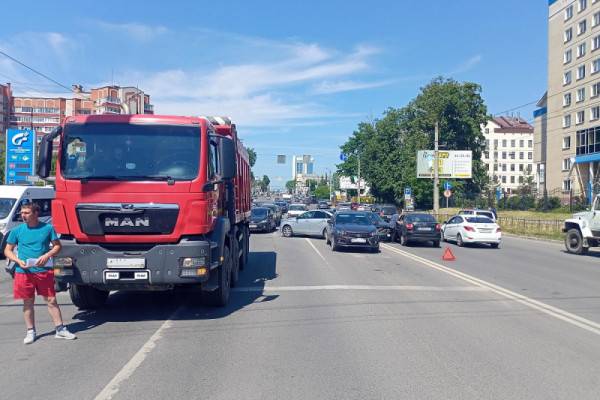В автоаварии на проспекте Гагарина в Смоленске участвовало пять автомобилей