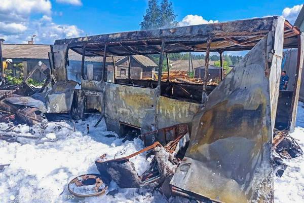 В Гагарине сгорел старый автобус