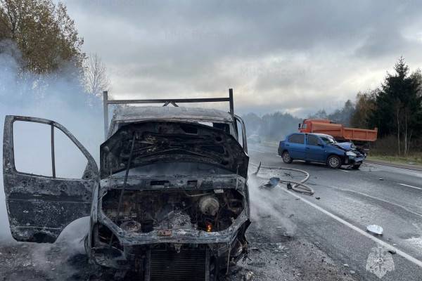 В Смоленском районе произошло лобовое столкновение Renault Logan и «Газели»