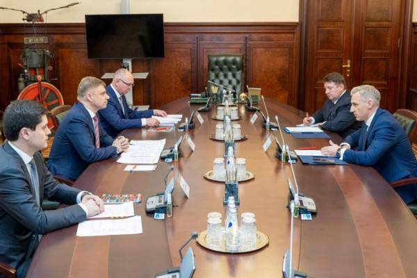 Встреча губернатора Смоленской области Василия Анохина с главой РЖД Олегом Белозеровым Встреча губернатора Смоленской области Василия Анохина с главой РЖД Олегом Белозеровым