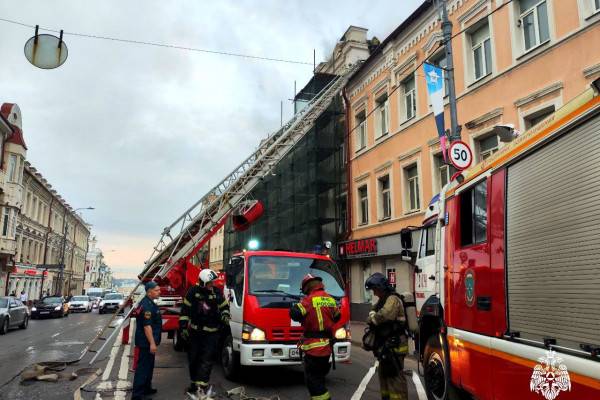 В Смоленске пожарные борются с огнем в самом центре города