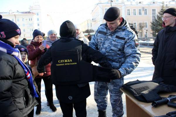 Судебные приставы Смоленска развлекают детей на фестивале