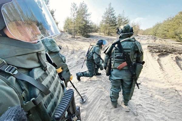 Работа саперов в зоне боевых действий