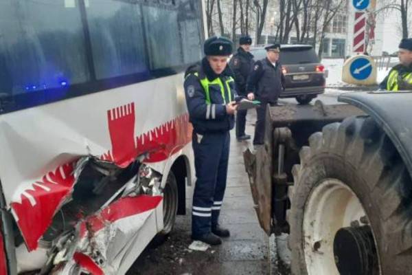 В Смоленске на пересечении улиц Дзержинского и Нахимова столкнулись маршрутка и трактор В Смоленске на пересечении улиц Дзержинского и Нахимова столкнулись маршрутка и трактор
