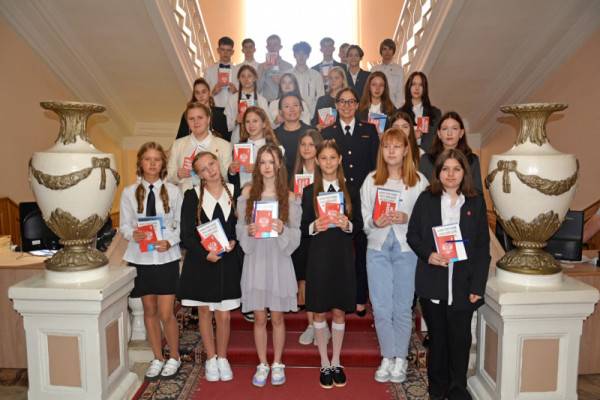 Смоленские школьники, которые достигли больших успехов в учебе, спорте и общественной жизни, получили свои первые паспорта Смоленские школьники, которые достигли больших успехов в учебе, спорте и общественной жизни, получили свои первые паспорта