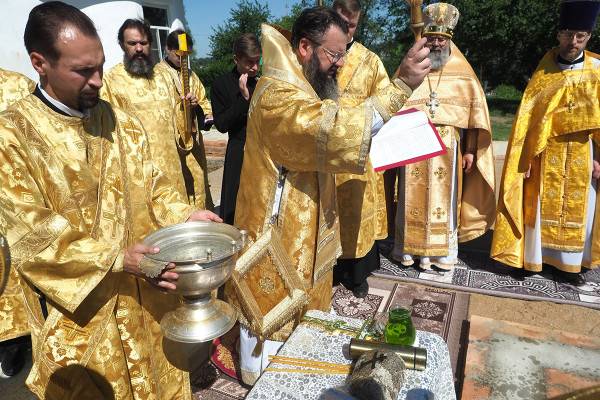 В Смоленской области в Свято-Димитриевском женском монастыре заложили камень в основание строящегося храма в честь Святого Духа