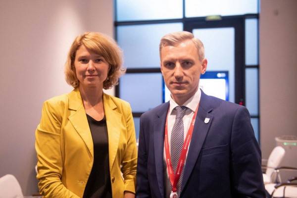 Поздравление министра сельского хозяйства Оксаны Лут от губернатора Смоленской области Василия Анохина Поздравление министра сельского хозяйства Оксаны Лут от губернатора Смоленской области Василия Анохина