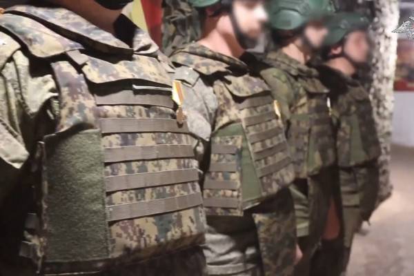 Российских военнослужащих, отличившихся в охране воздушного периметра в зоне СВО, отметили наградами