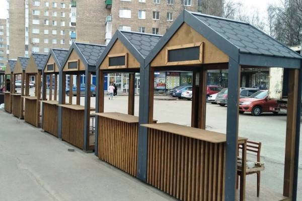 Колония произвела и установила торговые прилавки для городов