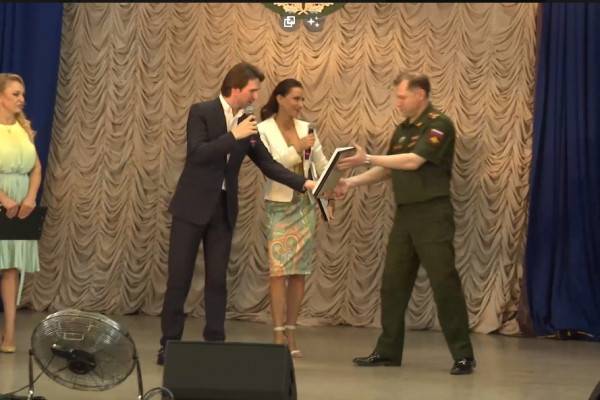 Сертификаты за первые подбитые танки Leopard передали артисты на концерте Агитбригады «Русского Радио»