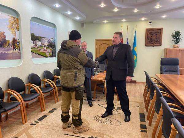 В.В. Ильин встретился с прибывшим в отпуск участником СВО. «Гордимся и ждем Вас с Победой!»