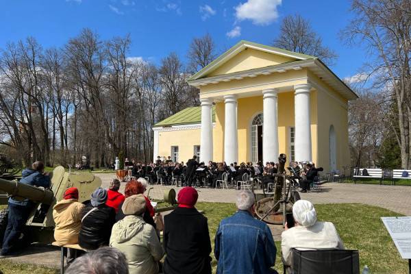 В усадьбе «Богородицкое» прошел митинг в честь 80-й годовщины освобождения Смоленщины