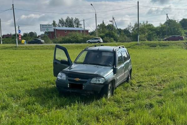 В районе Смоленска машина Chevrolet Niva съехала с дороги в кювет