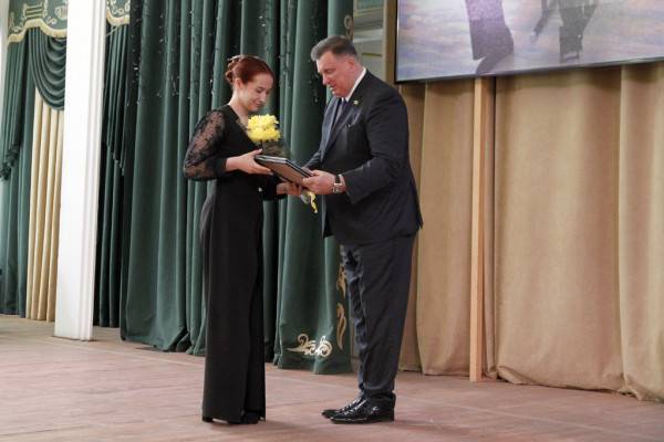 Международный день защиты детей отмечен вручением премий молодым талантам в Смоленске