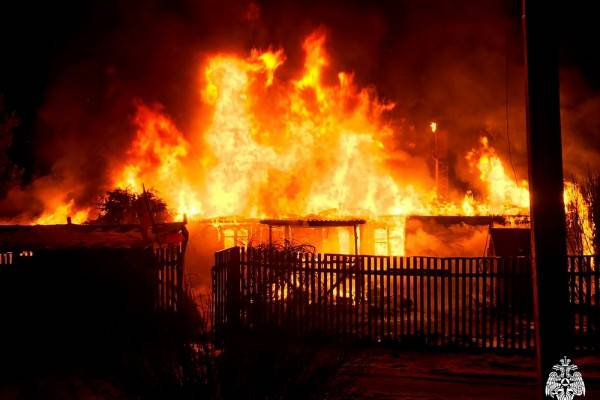 Пожар в деревне Денисово: сгорел дом и гараж