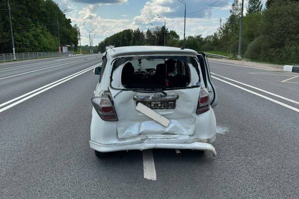 В Смоленской области водитель кроссовера наехал на стоящий автомобиль