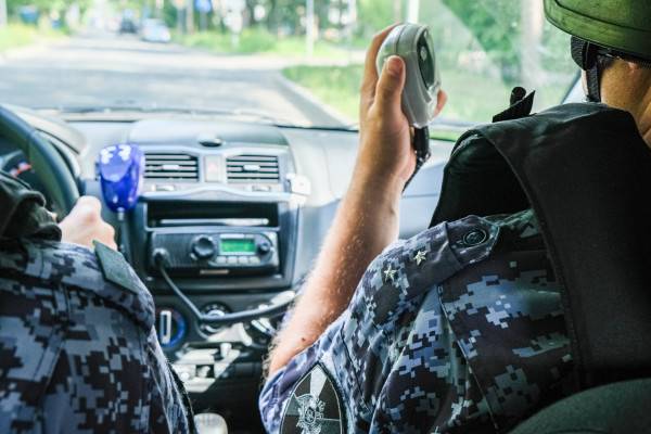 Сотрудники Росгвардии из Смоленска задержали двух человек, которые украли товары из магазинов