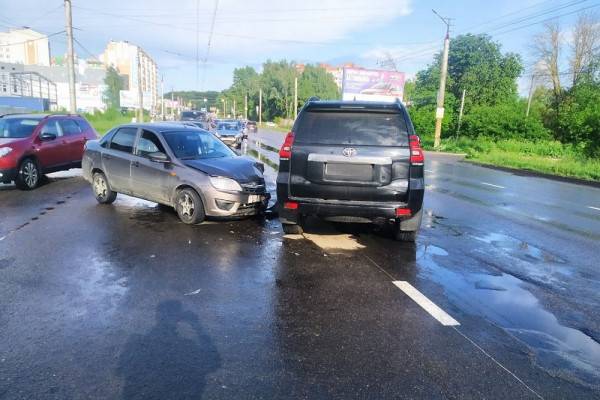 В городе Смоленске на дороге Краснинское шоссе произошла авария с участием двух машин