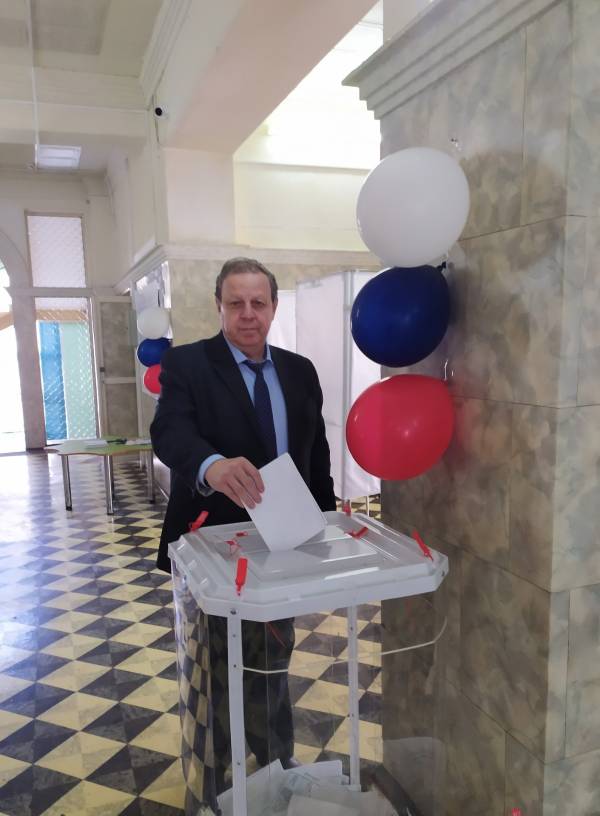 Юрий Черняк, депутат Смоленской областной Думы, принял участие в голосовании